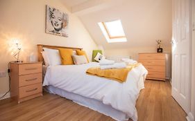 Cowley Spacious Flat With Parking, Oxford